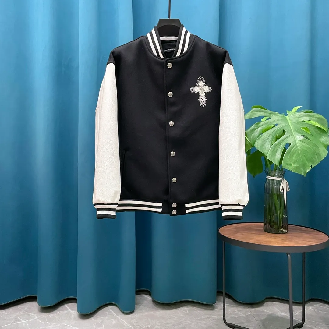 🅿️410 CH➡️Cro Xin 2024ss runway style baseball jacket. I ordered the original model and it took a month to finally ship. I love it so much. The upper body is really cool. A Douyin blogger said that this year's new jacket will become a future trend. If you look through street photos, you will find that celebrities regard it as a collectible jacket, a must-have item for men and women who want light luxury for commuting. Developing the highest version on the entire network, it took 1 month to customize and the cost was extremely high. The German imported flat-machine made custom-woven wool jacquard threads, using the first layer of imported lambskin. The pleated texture is unparalleled. It is hand-cut and meticulously crafted. The stitching position is very technical. Whether the whole garment is good or not depends on this position. Top-notch workmanship and details can stand the test. A full set of customized accessories, the letters are clear and perfectly restored without any difference. High-end atmosphere and full grade! The entire dress is exclusively customized with heavy craftsmanship. The towel patch embroidery is perfectly combined with craft embroidery and precise stitching! Absolute craftsmanship quality!